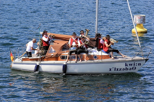 他刚在踢上港的比赛爆发，就被老东家解约离队，球迷建议来中超